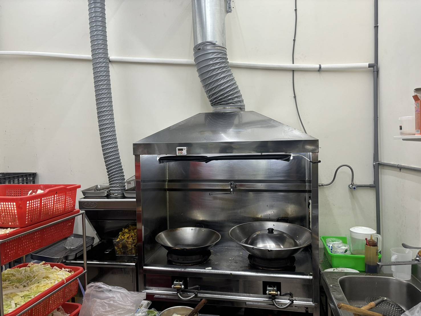 桃園油煙防制裝設率逾七成 環保局、餐飲工會與設備商合作推動食在淨煙再升級 (2).jpg